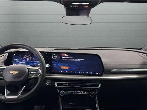 Used 2025 Chevrolet Traverse LT image 12