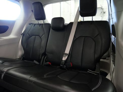 Used 2024 Chrysler Pacifica Touring-L FWD image 24