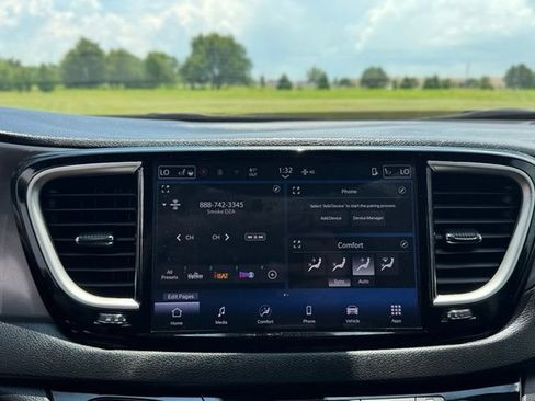 Used 2025 Chrysler Pacifica Select FWD image 16