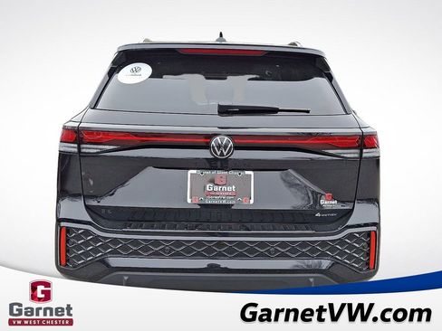 Certified 2025 Volkswagen Tiguan SE R-Line image 5