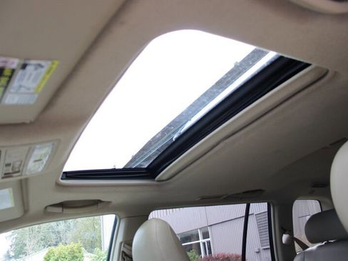 Used 2012 Toyota Highlander SE w/ Tow Pkg image 10