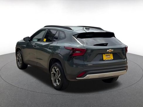 Used 2025 Chevrolet Trax LT FWD image 11