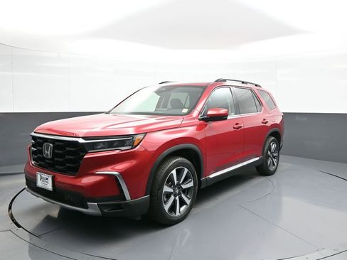 Used 2024 Honda Pilot Touring image 1