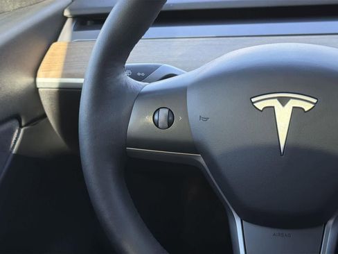 Used 2022 Tesla Model Y Long Range image 13