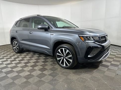 Used 2023 Volkswagen Taos SE image 2