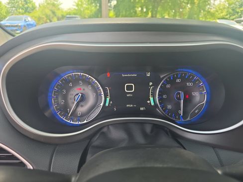 Used 2022 Chrysler Pacifica Touring-L FWD image 20