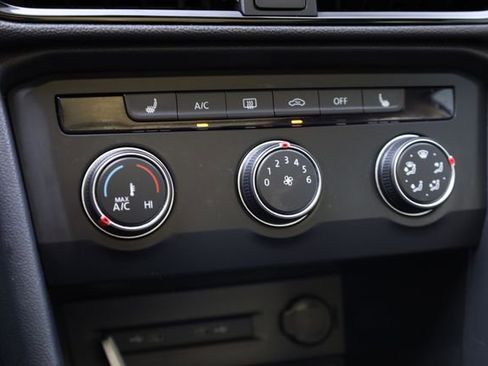 Used 2022 Volkswagen Taos SE w/ Panoramic Sunroof Package image 18