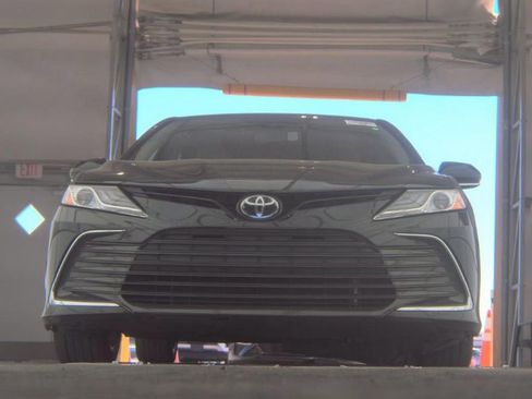 Used 2021 Toyota Camry XLE image 3
