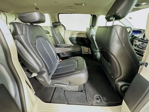 Used 2024 Chrysler Pacifica Touring-L image 31