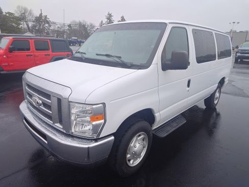 Used 2014 Ford E-350 and Econoline 350 XLT image 2