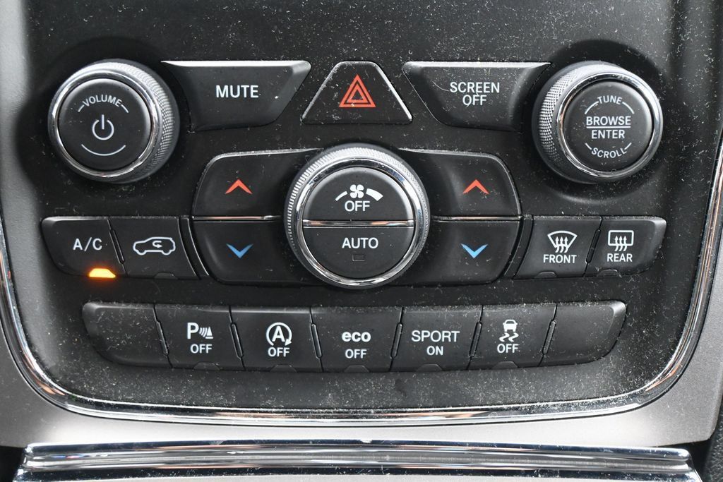 Used 2019 Jeep Grand Cherokee Laredo w/ Security & Convenience Group AWD/4WD image 19