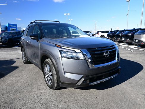 Used 2023 Nissan Pathfinder SL image 2