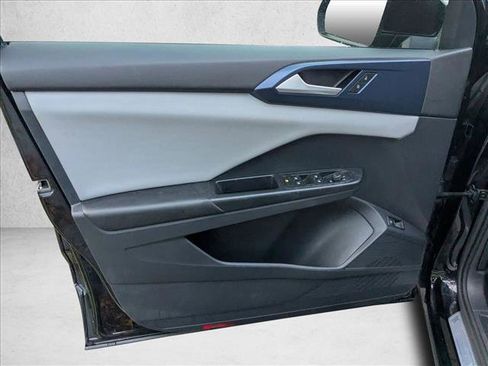 Used 2022 Volkswagen Taos SE image 13