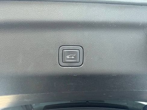 Used 2024 GMC Yukon XL SLT w/ SLT Premium Package AWD/4WD image 14