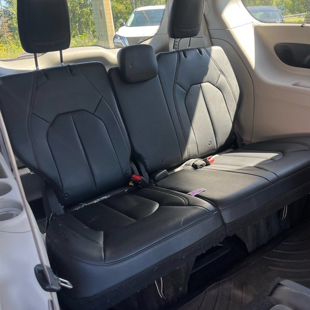 Used 2018 Chrysler Pacifica Touring-L w/ Premium Audio Group FWD image 13