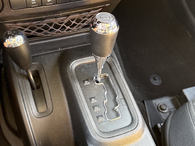 Used 2016 Jeep Wrangler Unlimited Sahara w/ Connectivity Group AWD/4WD image 30