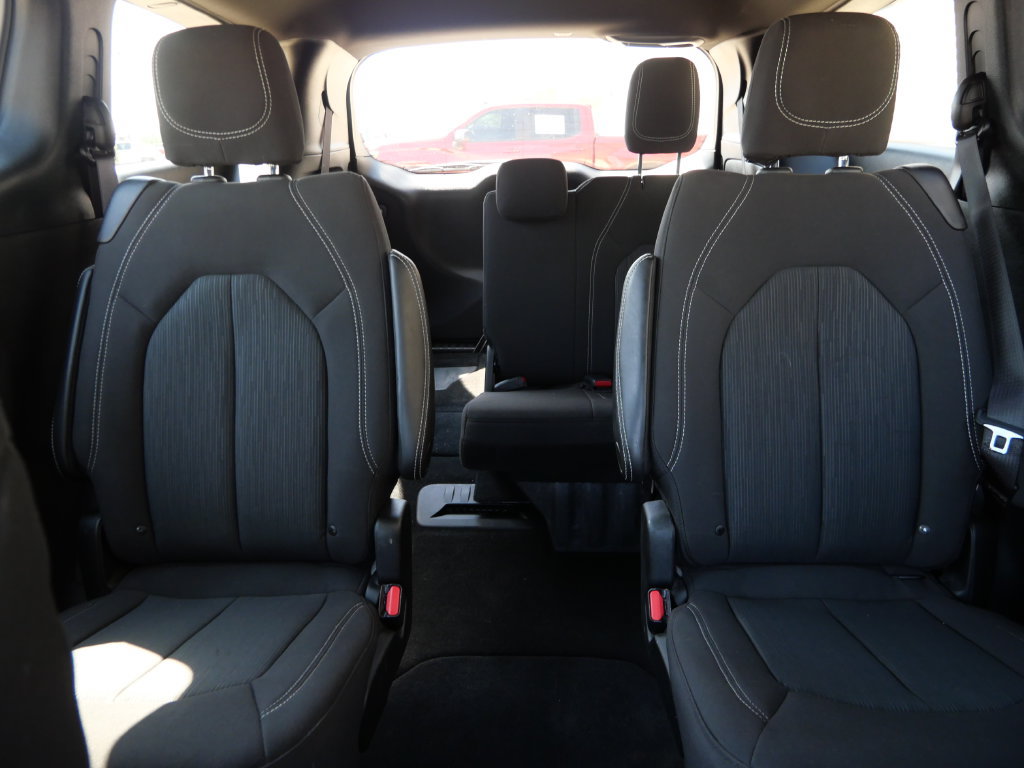 Used 2023 Chrysler Pacifica Touring FWD image 15