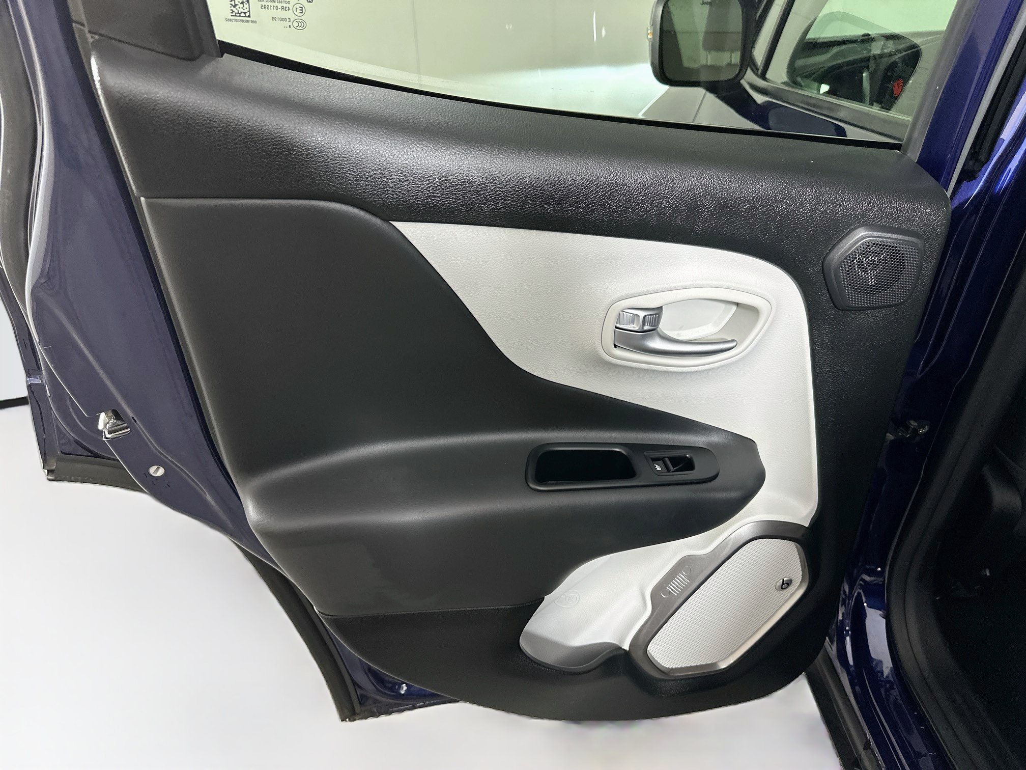 Used 2019 Jeep Renegade Limited w/ LED Lighting Group AWD/4WD image 24