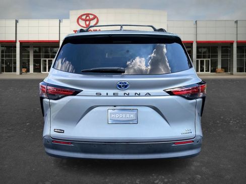 Certified 2021 Toyota Sienna XLE FWD image 6