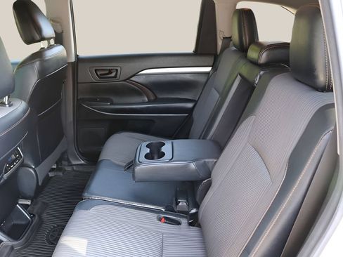 Used 2018 Toyota Highlander Plus FWD image 15