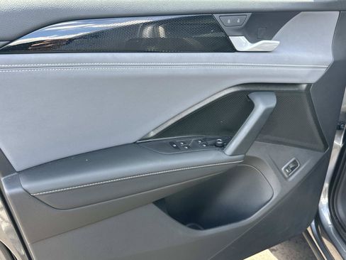Used 2025 Volkswagen Tiguan SE w/ Panoramic Sunroof Package AWD/4WD image 14