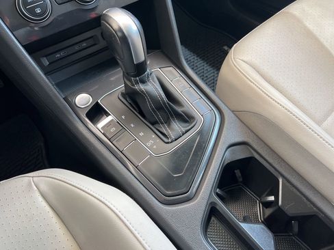 Used 2021 Volkswagen Tiguan SE w/ Panoramic Sunroof Package image 37