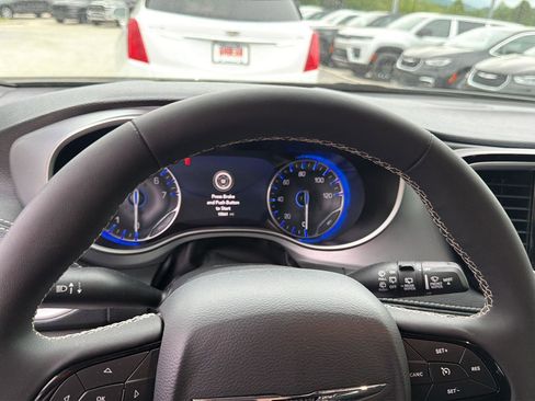 Used 2024 Chrysler Pacifica Touring-L w/ S Appearance Package FWD image 14