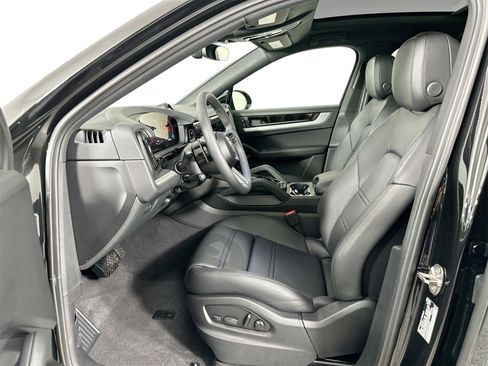 Certified 2025 Porsche Cayenne image 5