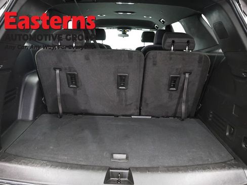 Used 2022 Chevrolet Traverse LT FWD image 9