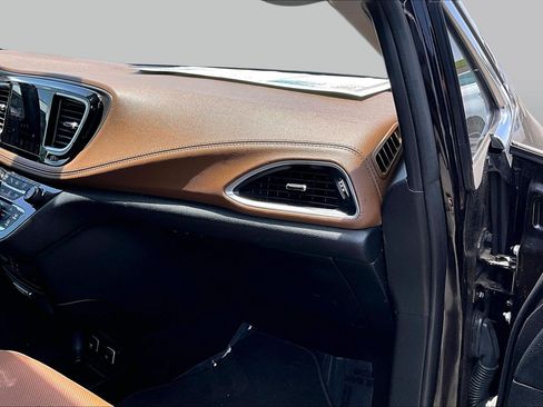 Used 2019 Chrysler Pacifica Limited w/ Advanced Safetytec Group FWD image 15