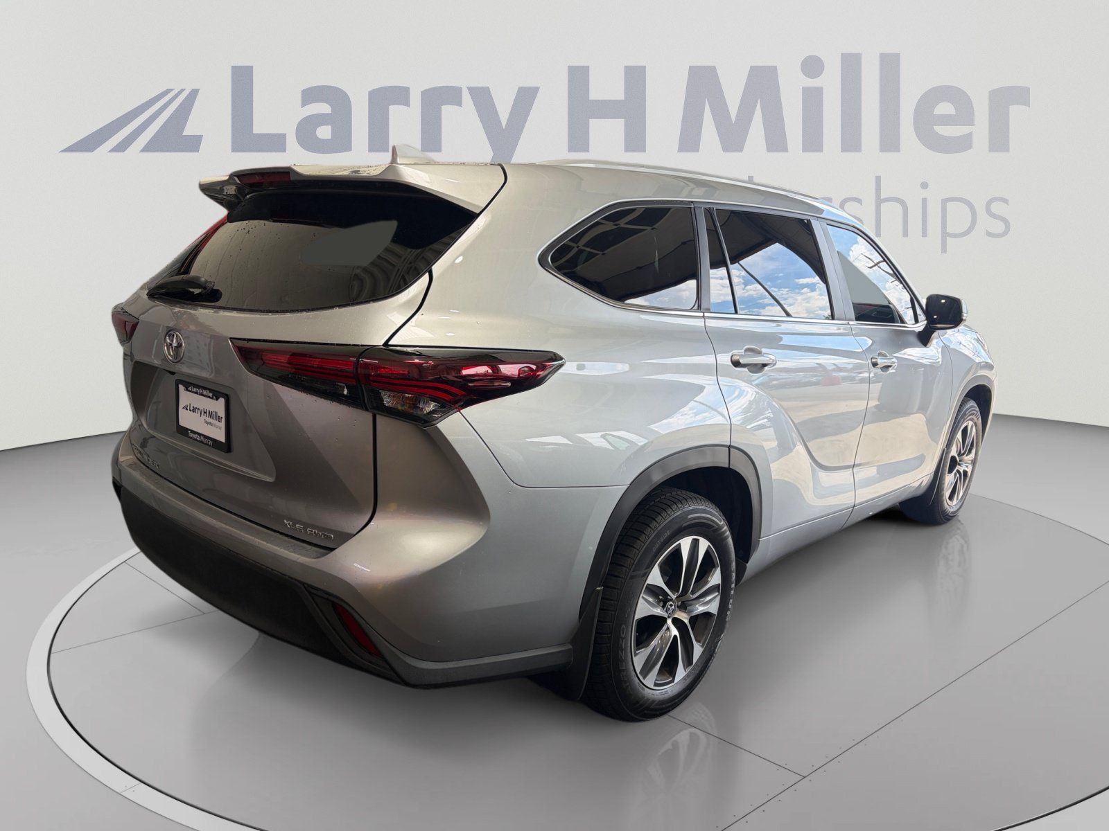 Used 2024 Toyota Highlander XLE AWD/4WD image 5