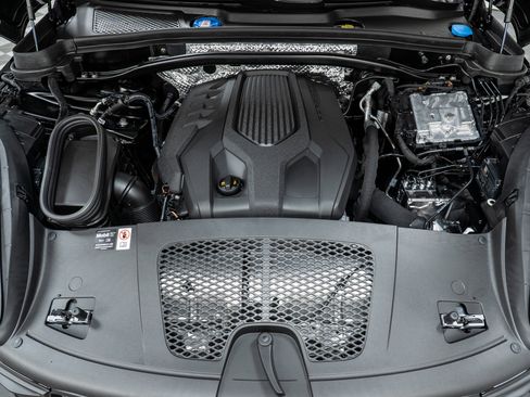 Used 2025 Porsche Macan image 12