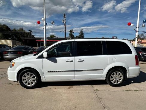 Used 2016 Chrysler Town & Country Touring FWD image 4