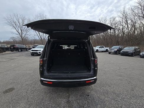 Used 2024 Jeep Wagoneer Series II image 19