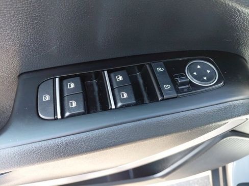 Certified 2025 Kia Soul LX w/ LX Technology Package image 18