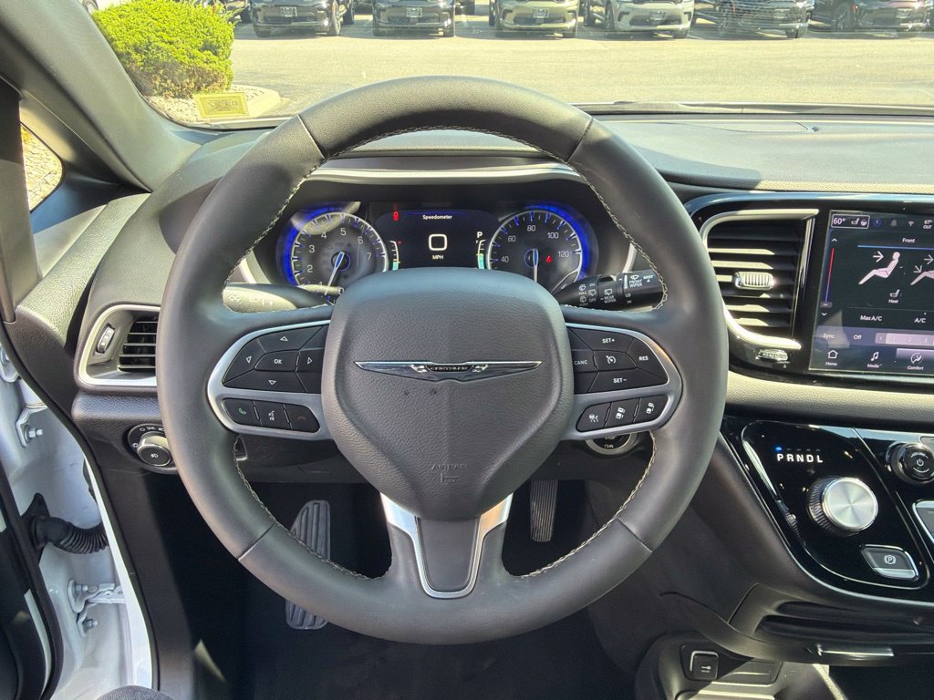 Used 2025 Chrysler Pacifica Select FWD image 22