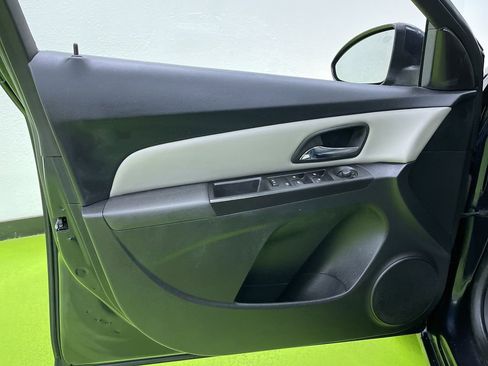 Used 2016 Chevrolet Cruze LT image 17