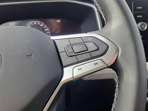 Used 2025 Volkswagen Taos SE image 13