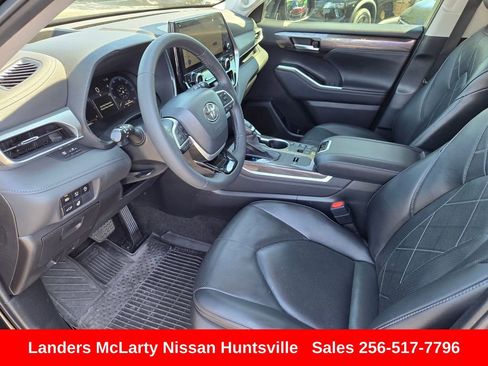 Used 2023 Toyota Highlander Platinum image 18