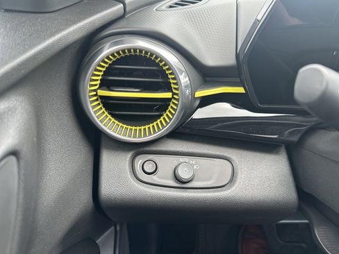 New 2025 Chevrolet Trax ACTIV w/ Sunroof Package image 15