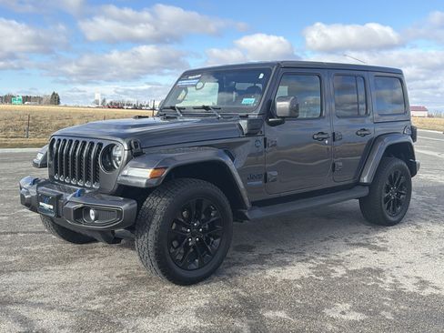 Used 2021 Jeep Wrangler Unlimited Sahara image 2