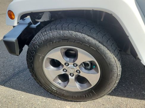 Used 2017 Jeep Wrangler Unlimited Sahara w/ Connectivity Group image 17