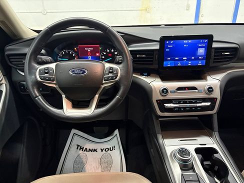 Used 2023 Ford Explorer XLT AWD/4WD image 32