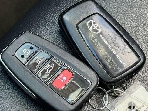 Certified 2023 Toyota Highlander XLE image 20