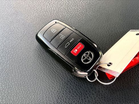 Used 2025 Toyota Camry SE image 32