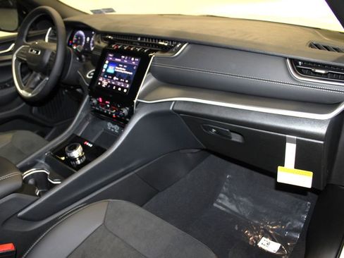 New 2025 Jeep Grand Cherokee Altitude image 29