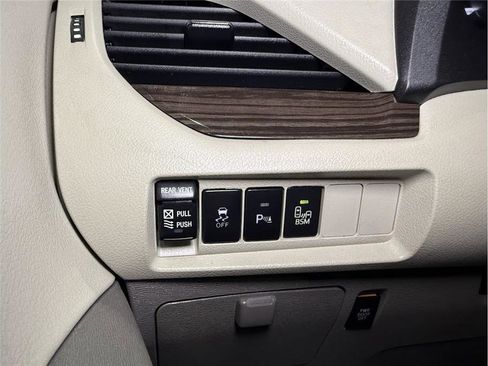 Used 2017 Toyota Sienna XLE Premium image 34