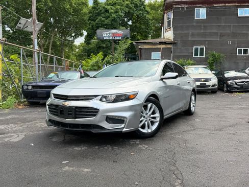 Used 2018 Chevrolet Malibu LT FWD image 2