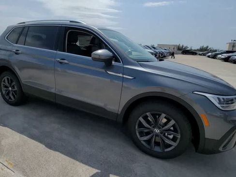 Used 2023 Volkswagen Tiguan SE FWD image 3