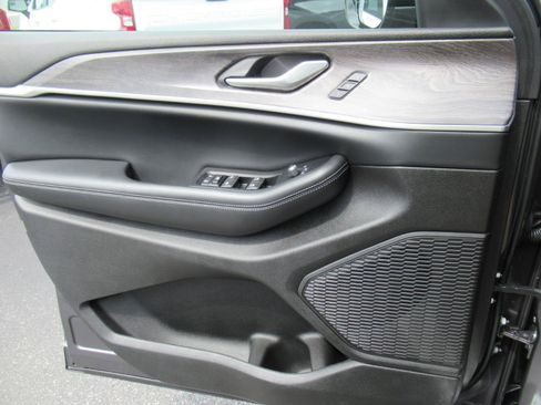 Used 2024 Jeep Grand Cherokee Limited w/ Black Appearance Package RWD image 20